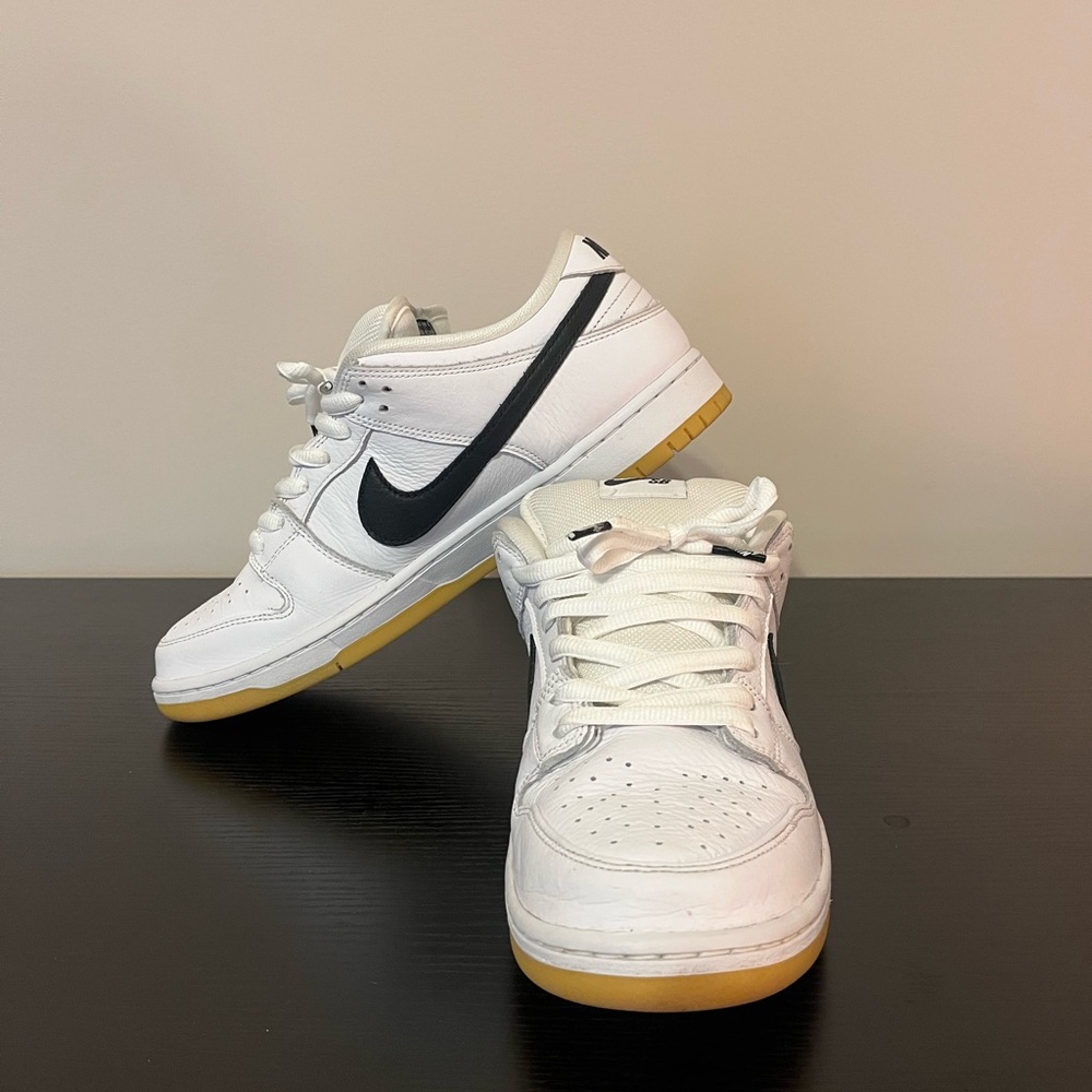 Nike Mens White and Black Sneakers
